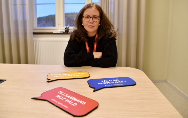 Olivia Lindqvist, brottsförebyggande samordnare, sittande i ett konferensrum i kommunhuset