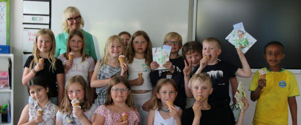 Elever från 2b i Bergeforsens skola står uppradade med varsin glass i handen och ler mot kameran.