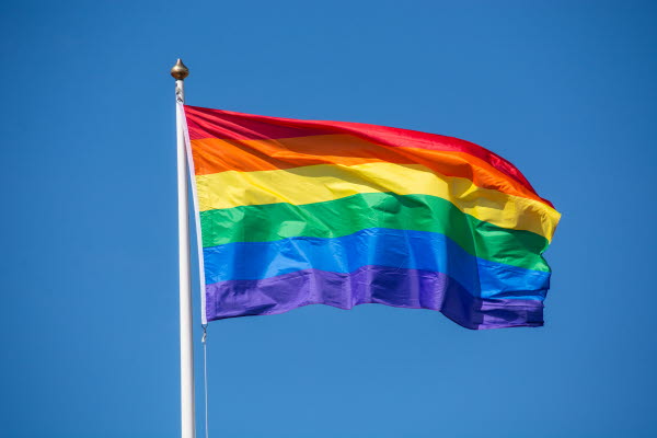 Prideflagga mot blå himmel 