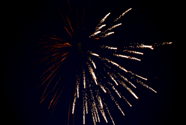 mörk himmel med fyrverkerier