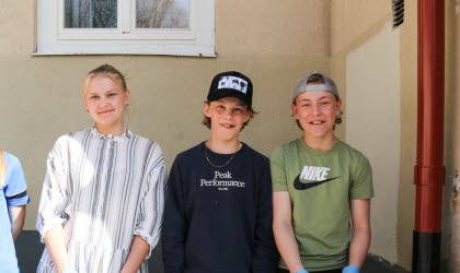 Elever från Fagervik säljer fika på Öppet hus under 100-årsjubileumet.