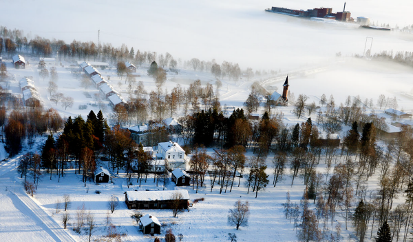Drönarbild över Timrå i vinterskrud
